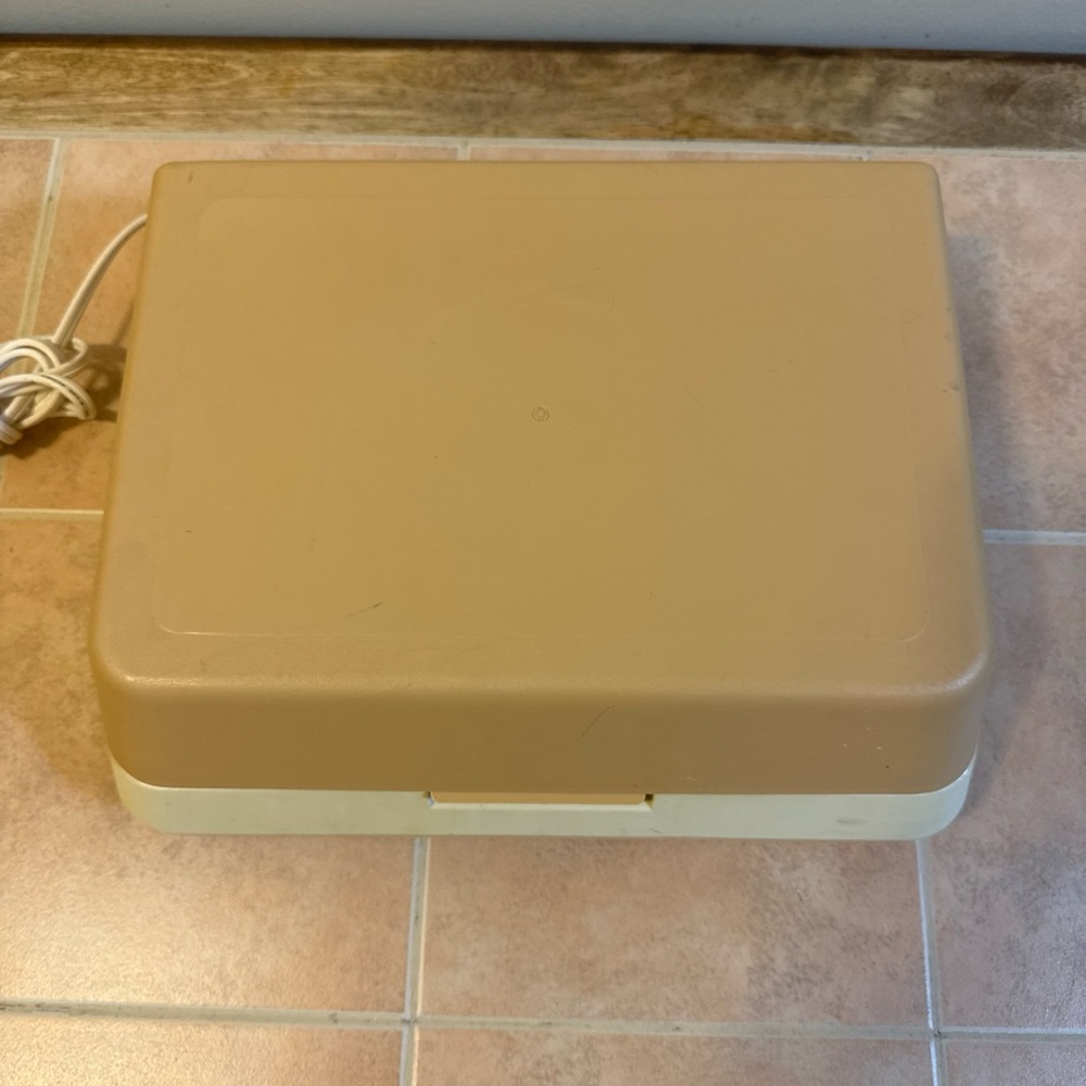Ertl Portable Beige Record Player Turntable - Compact Retro Design - Picture 3 of 4